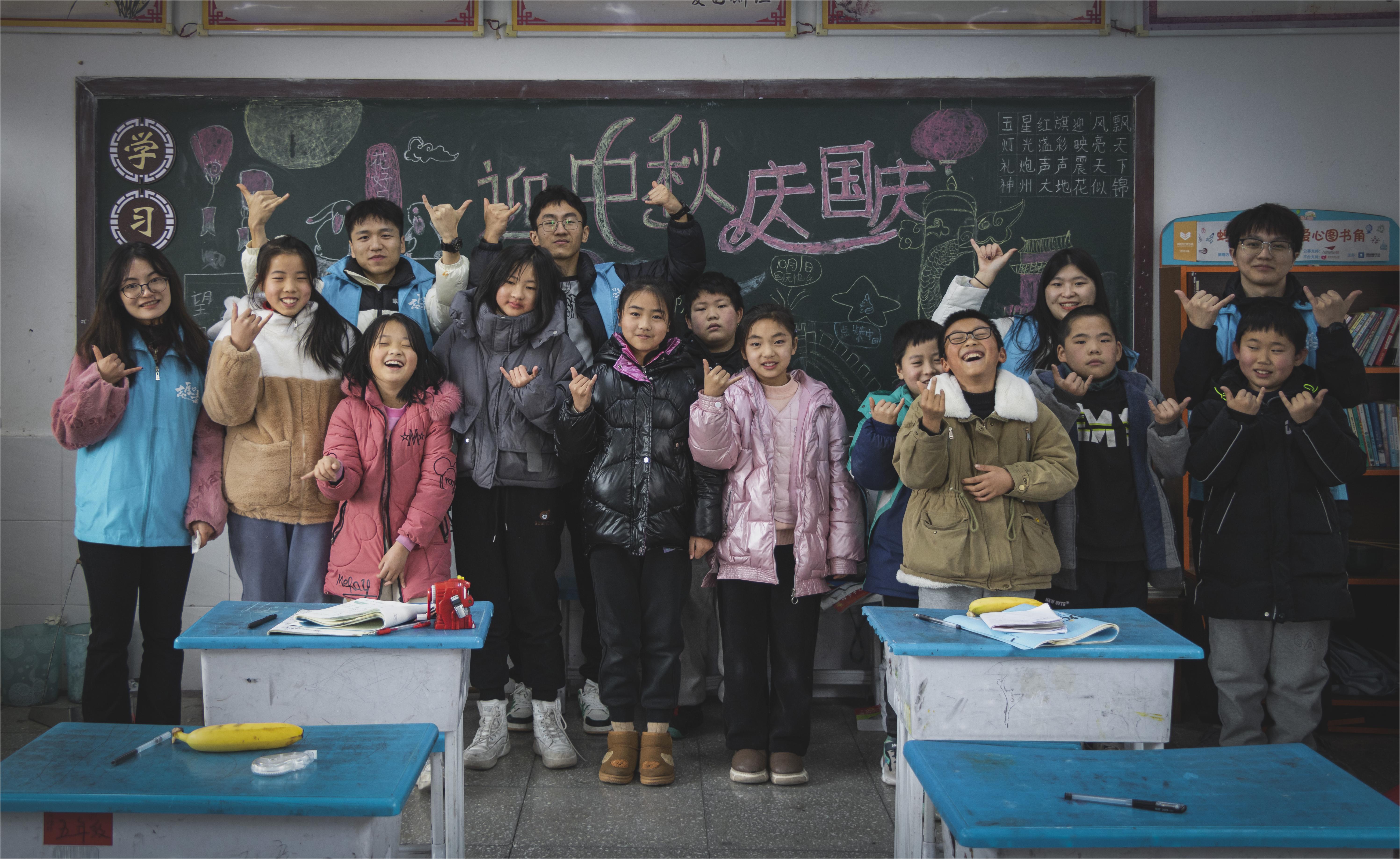 志愿者在放飞理想课后与小朋友们合照.jpg