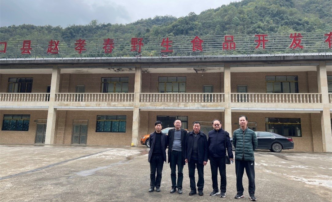 一行人在城口县赵孝春野生食品开发有限公司合影_副本.jpg